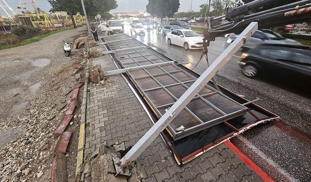 Antalya'da fırtına dev tabelayı devirdi