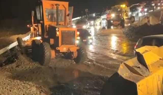 Mersin-Antalya arasında selle gelen mucurlar yolu kapattı