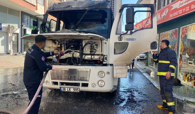 Serik'te park halindeki kamyon alev aldı