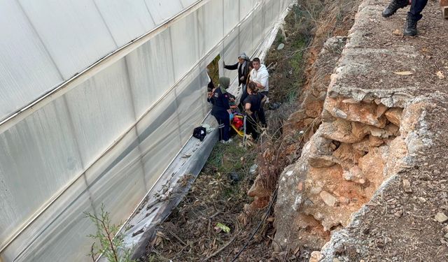 7 metrelik duvardan düşen çiftçi yaralandı