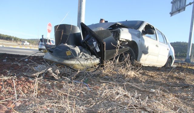 Otomobil trafik ışığı direğine daldı