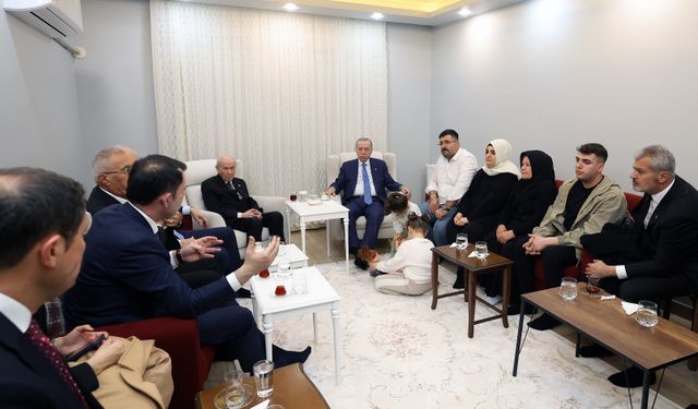 Cumhurbaşkanı Erdoğan, depremzede aileyi yeni yuvasında ziyaret etti