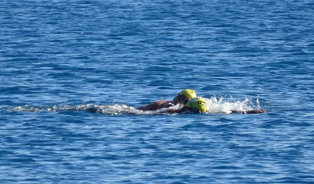 Kar manzarası eşliğinde denize girdiler