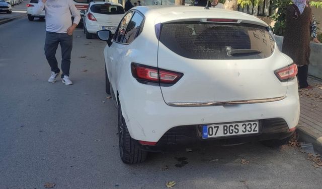 Antalya’da park halindeki otomobile çarpan motosikletli yaralandı