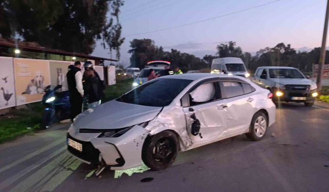 Otomobil aydınlatma direğine daldı