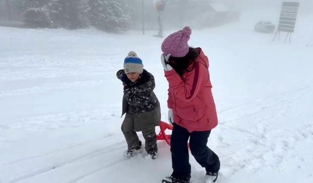 Kars’ta kar coşkusu: Çocuklar kardan adam yaptı, kızakla kaydı
