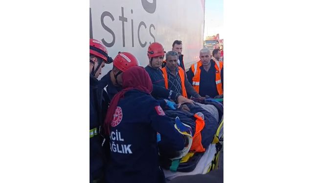 Sürücüleri flamayla uyarırken çarpan TIR'ın altında yaşamını yitirdi