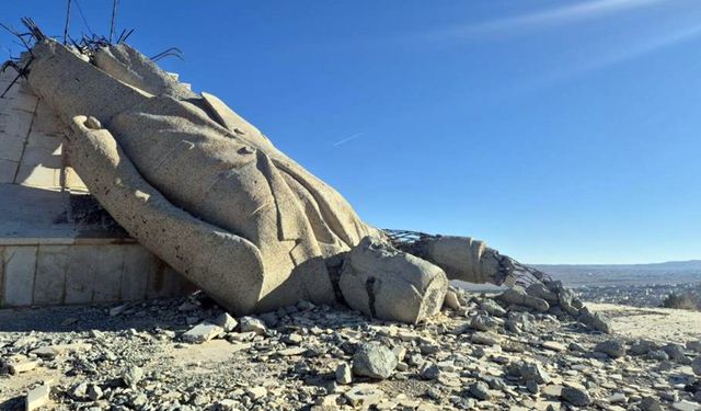 Suriye’de halkın yıktığı Hafız Esad’ın dev heykelinden geriye enkazı kaldı