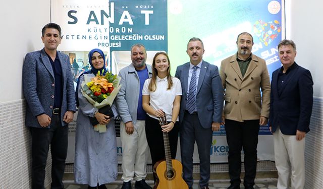 Kemer'de Tekirova Halit Narin Ortaokulu'na müzik sınıfı