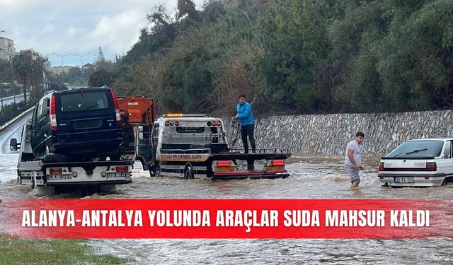 Alanya-Antalya yolunda araçlar suda mahsur kaldı