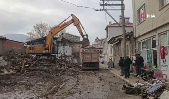 Sındırgı’da depremin izleri siliniyor