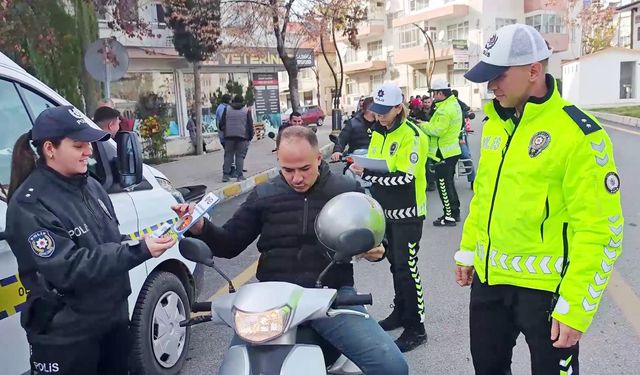 Sürücülere kask dağıtıldı