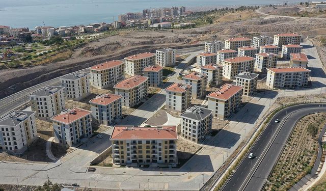 Deprem bölgesinden Bakan Kurum’a destek: "Böyle şantiye şefine can kurban"