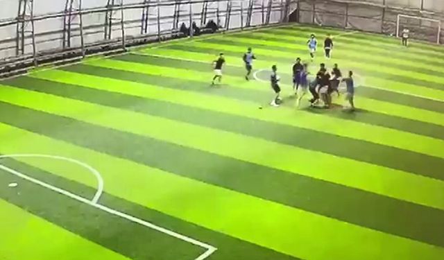 Halı sahadaki tekme tokatlı kavga kameraya yansıdı