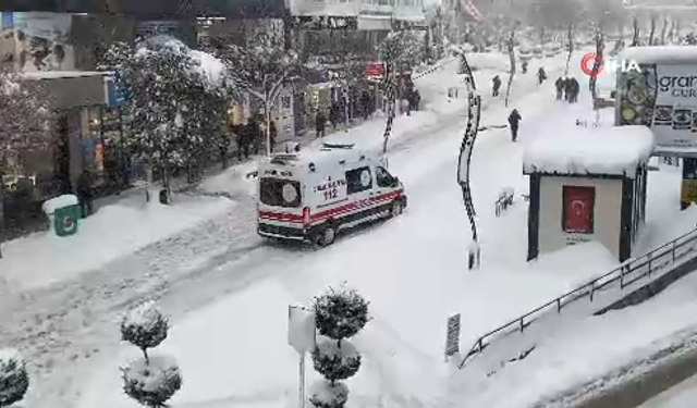 Bolu’da bir ambulansın karla imtihanı kamerada