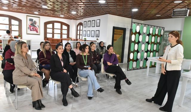 Zübeyde Hanım Kadın Eğitim ve Sosyal Tesisi'nde kadın sağlığı konuşuldu