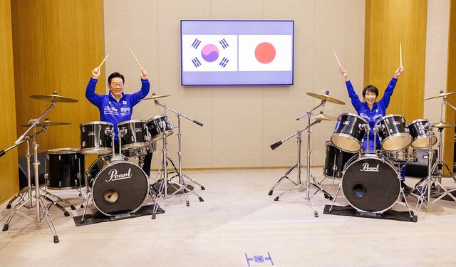 Japonya ve Güney Kore liderlerinden K-pop şarkıları eşliğinde bateri şov