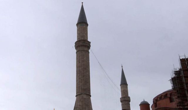 Ayasofya Camii’nin alemi şiddetli rüzgar nedeniyle düştü