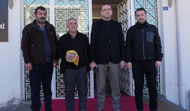 Para poşetini çöpe attı, çöp poşetiyle bankaya gitti