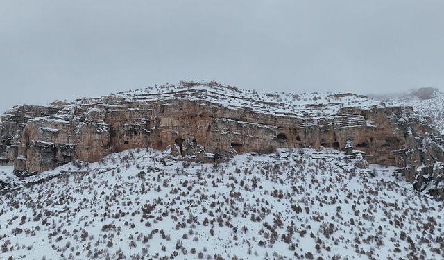 Milyonlarca yıllık vadi beyaza büründü