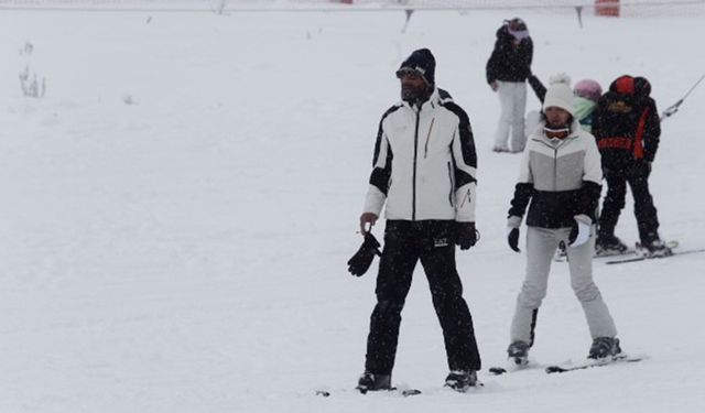Uludağ’da kar kalınlığı 76 santimetreye ulaştı, pistler doldu taştı