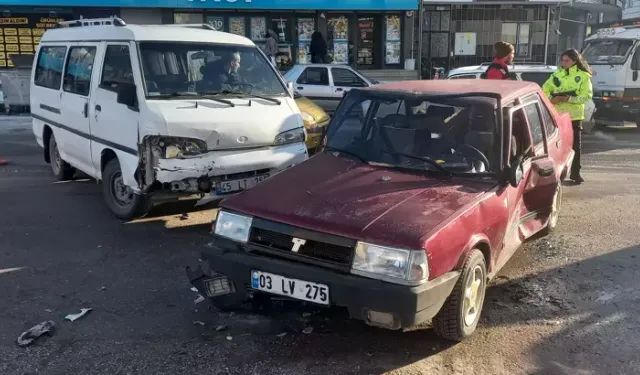 Otomobille minibüs çarpıştı