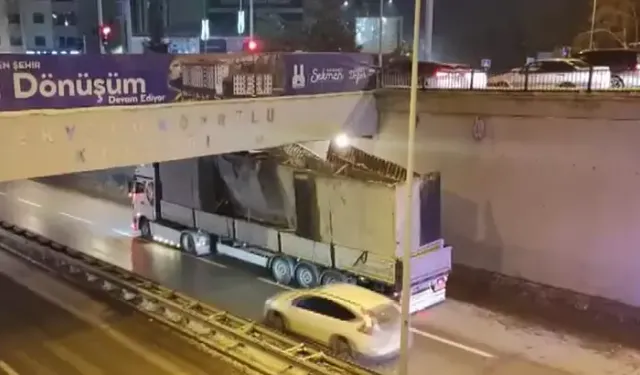 Beton blok taşıyan TIR, alt geçitte sıkıştı