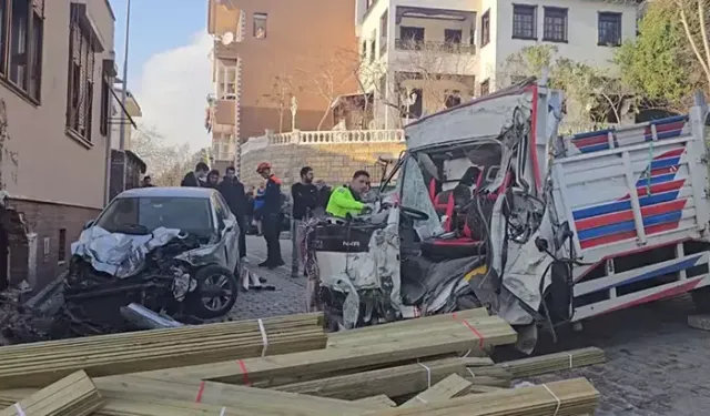 Kamyon dükkana girdi: 1'i turist 2 ölü