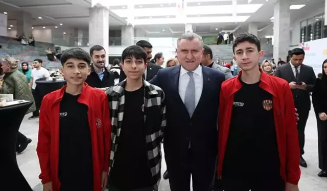 Bakan Bak: Gençlerimizle sürekli etkileşim içindeyiz