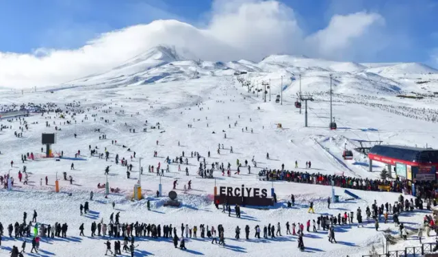 Erciyes Kayak Merkezi’nde hafta sonu yoğunluğu
