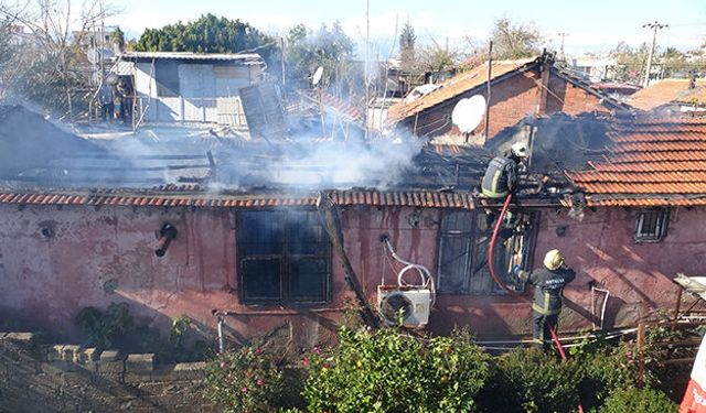 Muratpaşa'da gecekondu yangını: Gözyaşları içinde izledi
