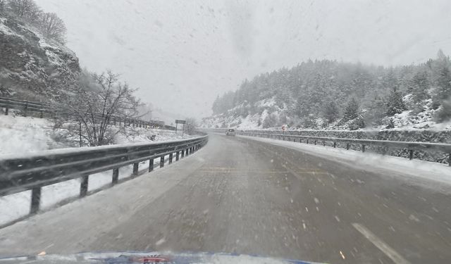 Afyonkarahisar'ın yüksek kesimlerinde kar yağışı etkili oldu