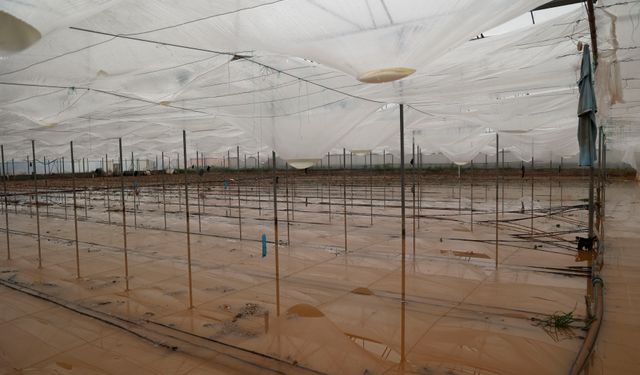 Büyükşehir, sel afetinde zarar gören vatandaşın yanında