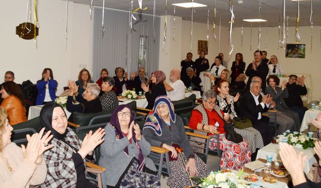 Huzurevinde türkü konseri