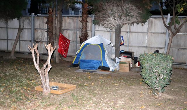 Parkta, çadırda yaşam mücadelesi