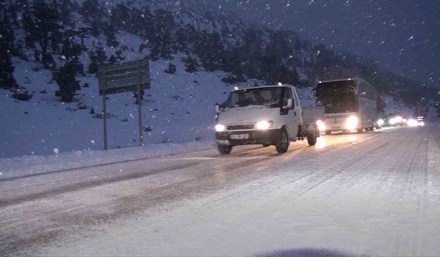Antalya-Konya kara yolunda kar etkisini artırdı