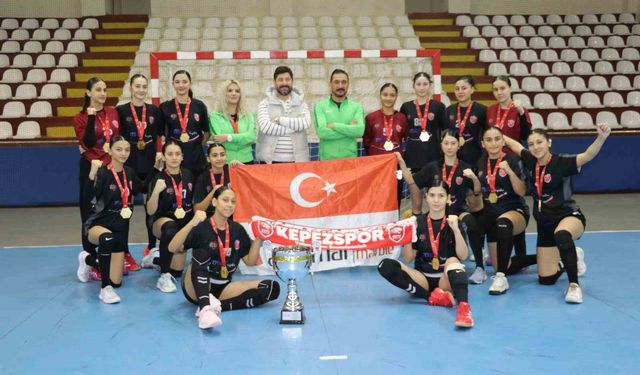 Kepez'in kızları Türkiye şampiyonu oldu