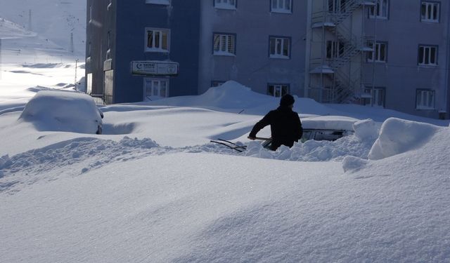 Kar altında kalan araçlar güçlükle bulundu
