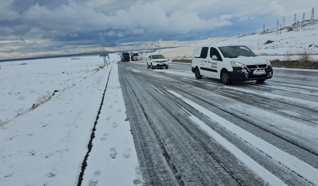 Kar ve buzlanma nedeniyle onlarca araç yolda kaldı
