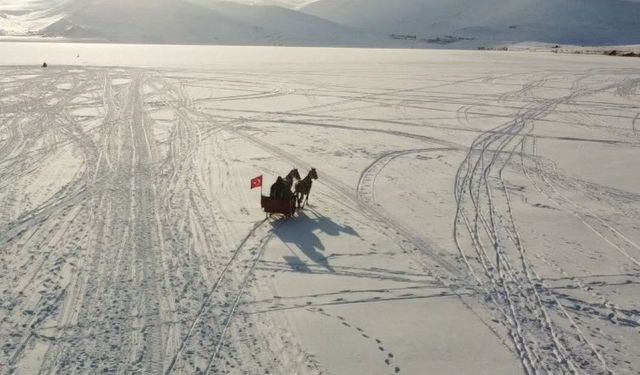 Çıldır Gölü’nde atlı kızak heyecanı başladı