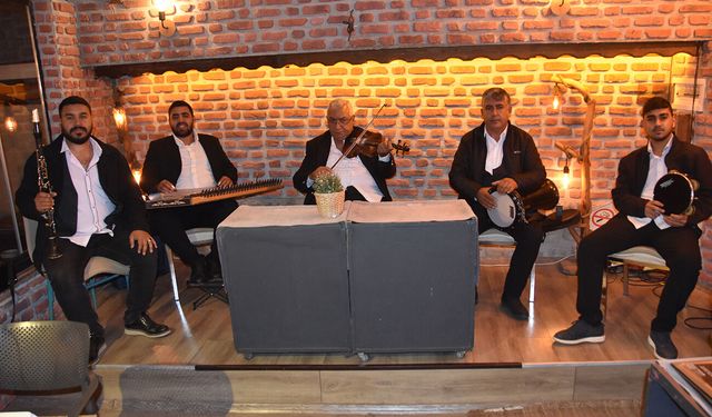 İzzet ve tayfası Meyhanet'te