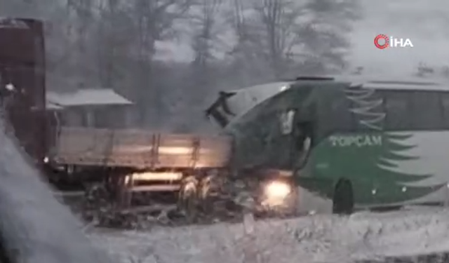 Yolcu otobüsü TIR'a çarptı: 1'i ağır 12 yaralı