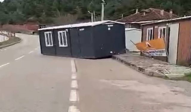 Çatı ve prefabrik evler böyle uçtu, ağaçlar kırıldı