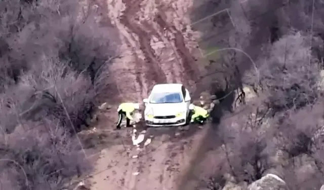 Çamura saplanan otomobili polisler kurtardı