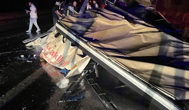 Burdur'da kamyonet ile tır çarpıştı: 2'si ağır 3 yaralı