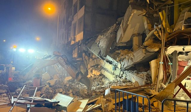 Hatay'da kontrollü yıkımda bina çöktü