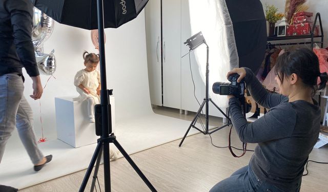 Evinin bir odasını stüdyoya çevirdi