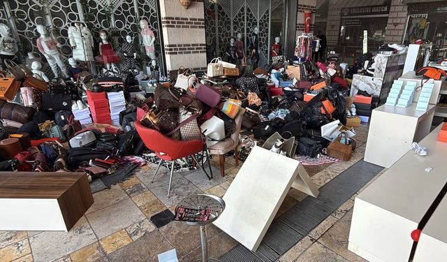 Alışveriş merkezinde çıkan yangın, söndürüldü