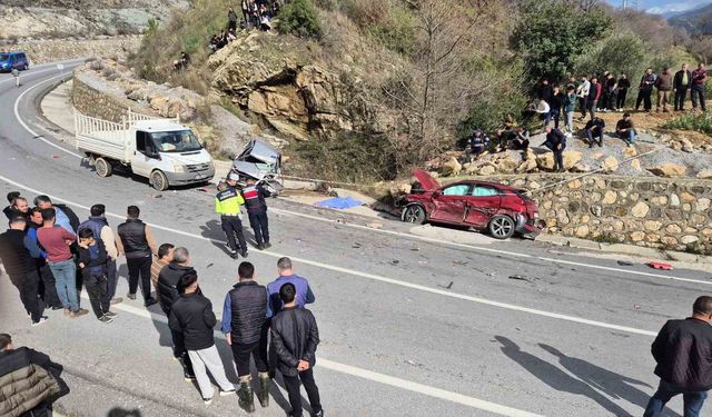 Alanya'da virajı alamayan kamyon 2 otomobille çarpıştı