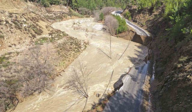 Gazipaşa'da heyelan nedeniyle yol kapandı